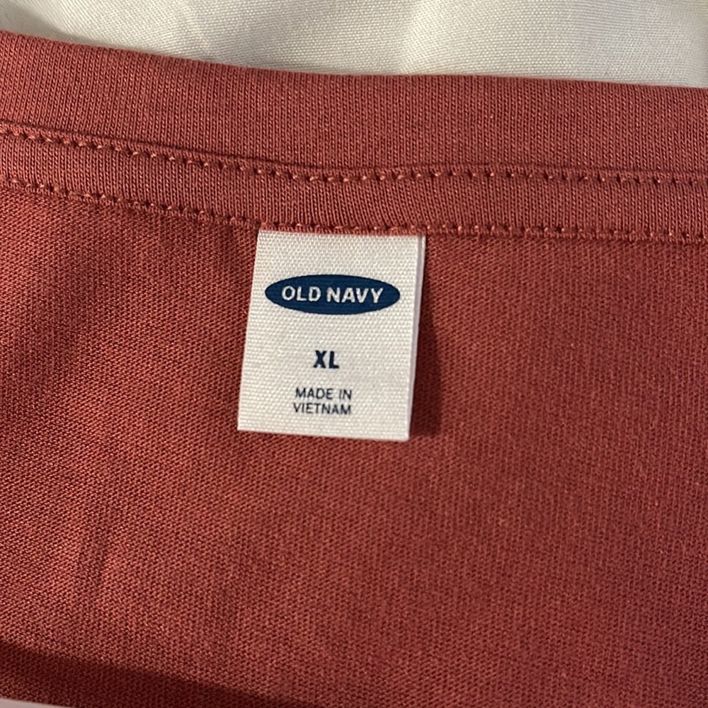 Old Navy basic Tee - Picture 2 of 2